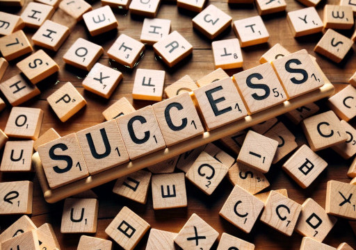 Mit Scrubblesteinen geschriebenes Wort: Success